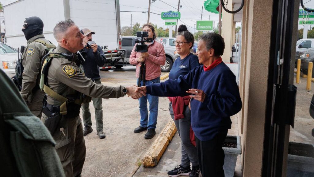 EE.UU. ofrece 1,000 dólares y vuelo gratis a migrantes que regresen voluntariamente con la app CBP Home.