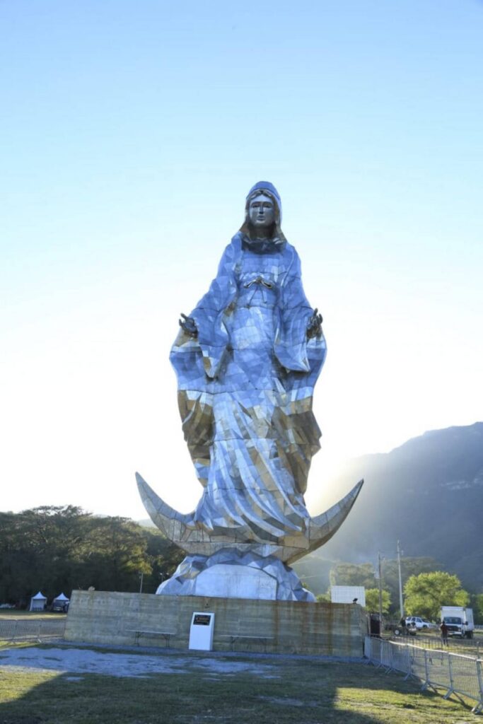 Estatua de la Virgen de la Misericordia mide más de 30 metros.