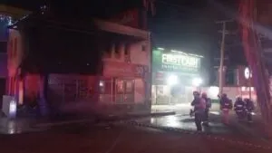 Incendian tienda de uniformes junto a guardería en Culiacán; no se reportan personas lesionadas