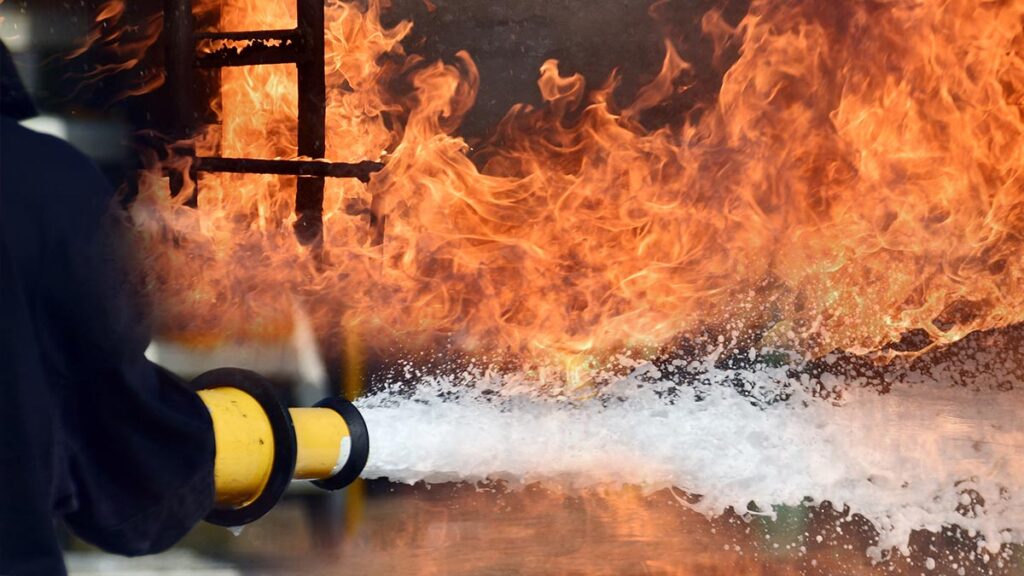 Fuerte incendio se registra en bodega. Foto: Gettyimages