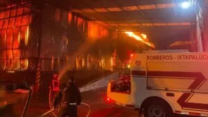 Arde fábrica de textiles en Ixtapaluca; bomberos ya responden
