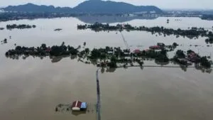 Van más de mil muertos por devastadoras inundaciones en Asia: testimonios dan cuenta de la desgracia