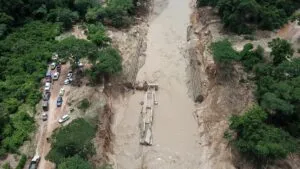 Sube a 20 la cifra de muertos por desborde de río en Bolivia; hay decenas de desaparecidos