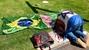 Jair Bolsonaro sale con “éxito” de operación de hernia; volverá a prisión tras recuperación