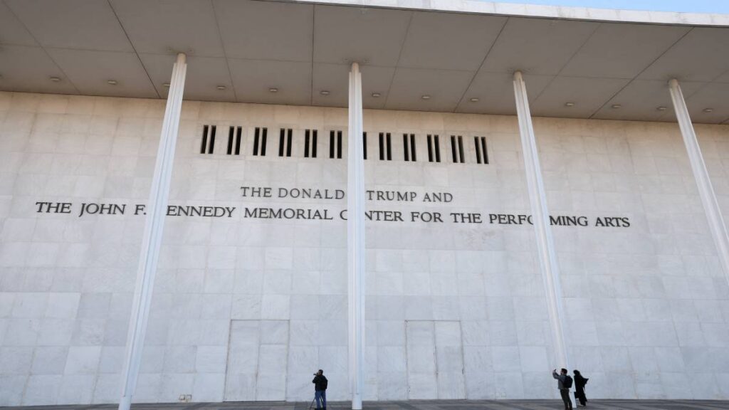 Artistas cancelan sus funciones en el Kennedy Center rebautizado en honor a Trump