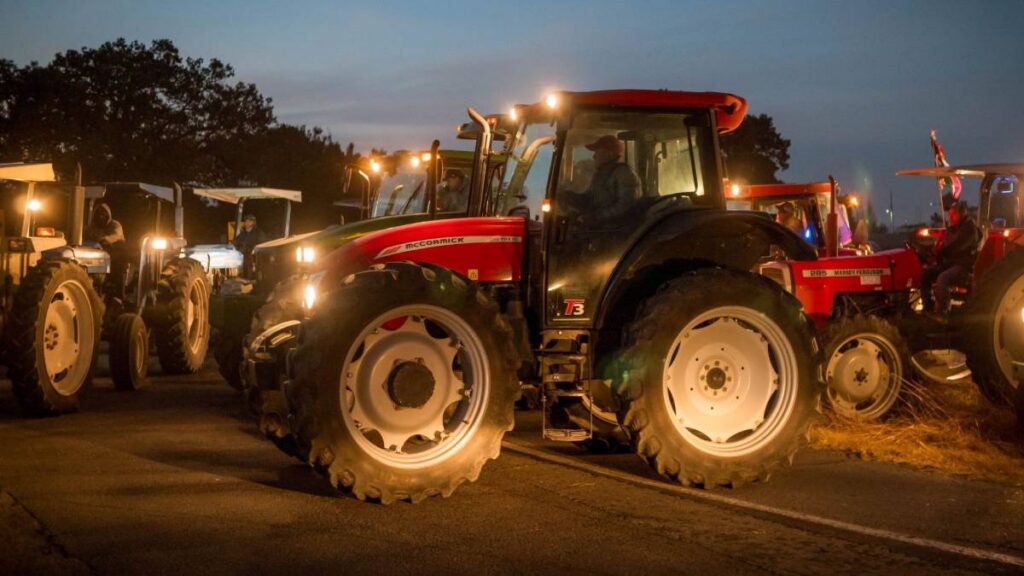 Campesinos con tractores se encaminan hacia la CDMX.