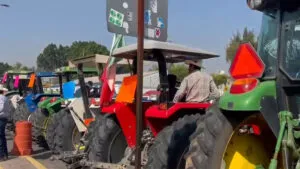 Se manifiestan con tractores afuera de la Cámara de Diputados contra reformas a la Ley de Aguas