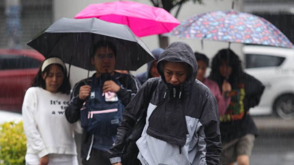 CDMX con lluvias y alerta amarilla por bajas temperaturas; autoridades recomiendan precaución y abrigarse.