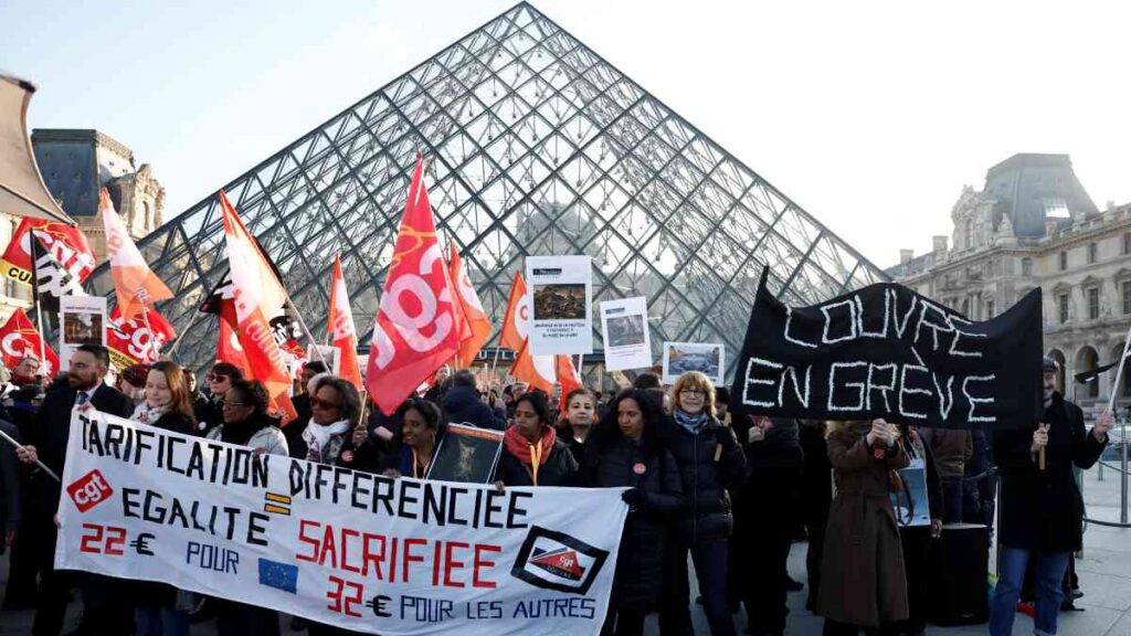 Museo del Louvre vuelve a operar con normalidad tras huelga y robo millonario