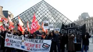 Museo del Louvre vuelve a operar con normalidad tras huelga y robo millonario