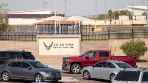 Levantan confinamiento en base aérea de EE. UU. tras falsa alerta de tirador