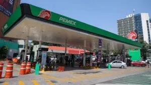 Más cara o más barata: precio promedio de la gasolina en México por sexenio
