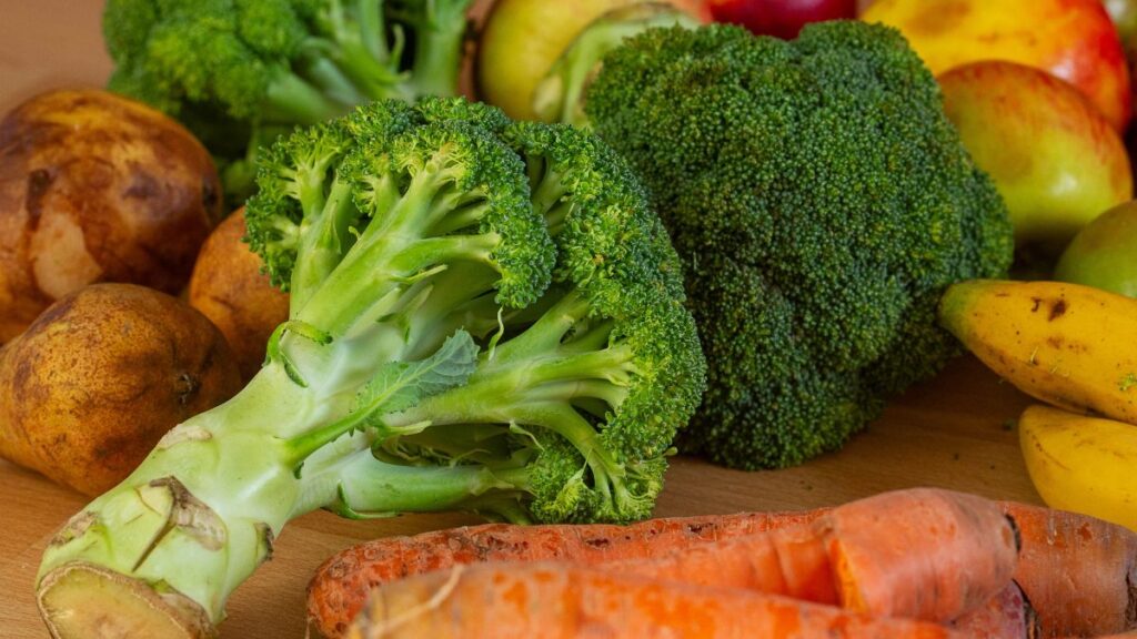 El brócoli es una verdura conocida por ser una fuente rica en vitaminas C y K. Foto| AFP