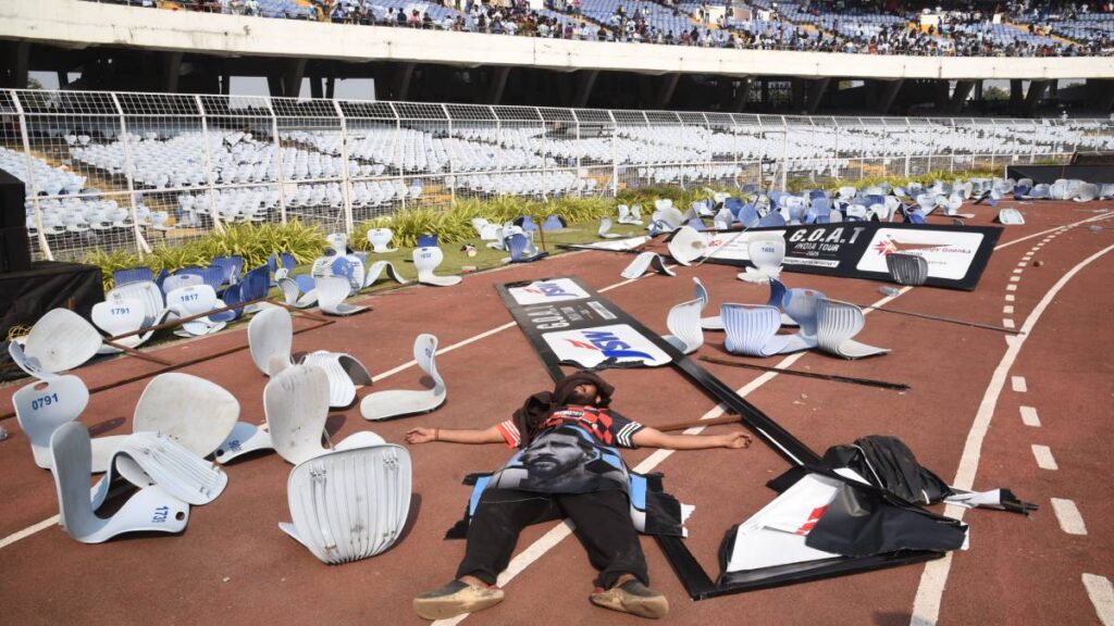 Messi visita estadio de Calcuta; su presencia causa caos y disturbios