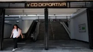 Tres usuarios acaban en el hospital tras caída en escalera eléctrica del Metro