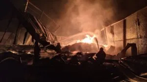 Imágenes del incendio en fábrica de plásticos en Michoacán