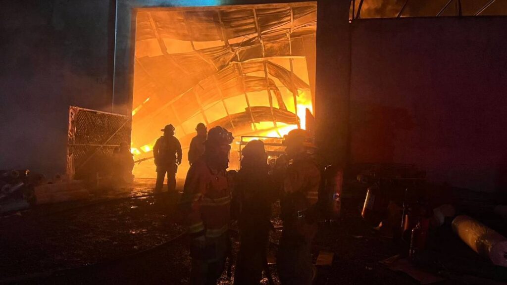 Incendio en fábrica de plásticos.