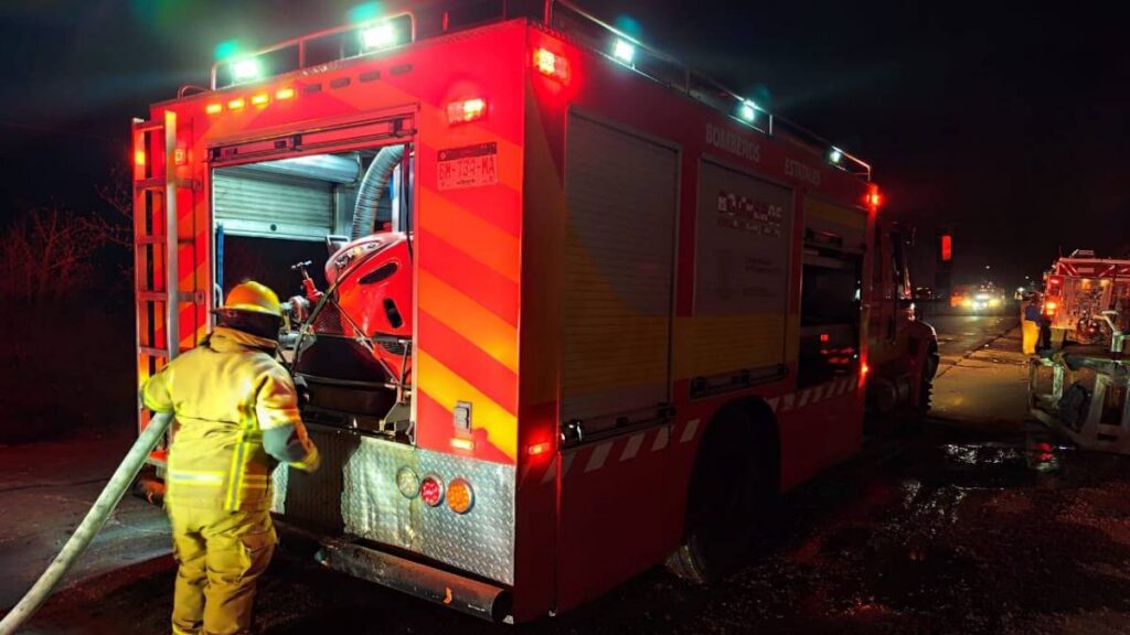 Bomberos atienden incendio en fábrica.