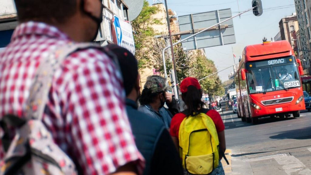El Metrobús pide a los usuarios viajar con la mochila abajo.