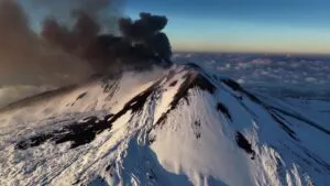 Monte Etna despierta y lanza densa columna de ceniza; activan nivel más alto de alerta a la aviación