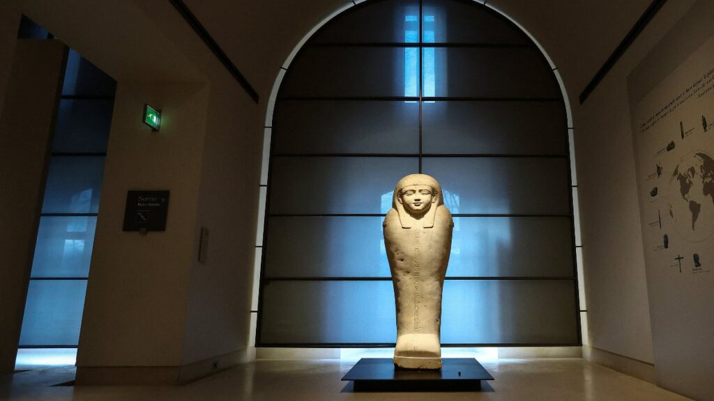 Nuevo escándalo persigue al Museo del Louvre, fuga de agua daña antigüedades egipcias
