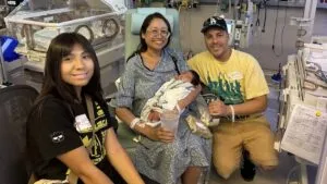 ¡De película! Descubren bebé cuando iban a extirpar un quiste: video