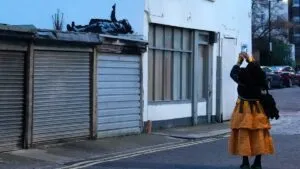 Dos niños mirando el cielo: nueva obra de Banksy es exhibida en Londres