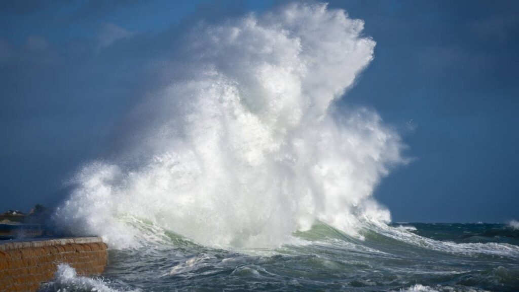 Turista china casi muere por una ola en una sesión de fotos