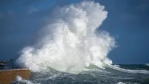 ¡Cerca de la muerte! Turista china casi pierde la vida tras ser golpeada por una ola en una sesión de fotos