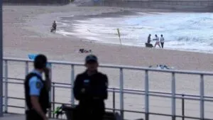 Padre e hijo armados matan a 15 personas en un festival judío en la playa Bondi de Australia