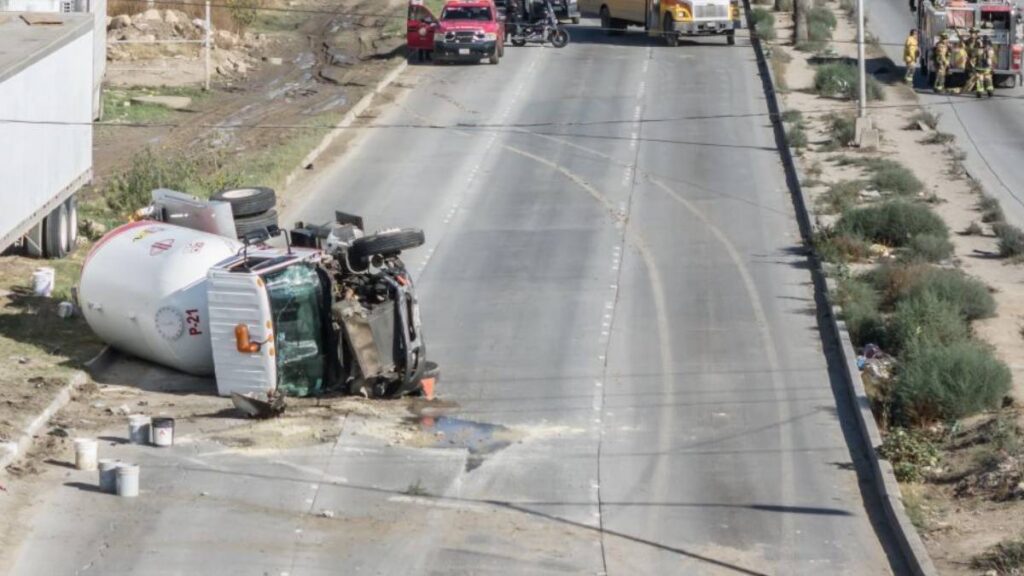 Volcadura de pipa obliga al cierre total de la Peñón-Texcoco.