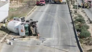Cierran la autopista Peñón-Texcoco por volcadura de pipa con gas