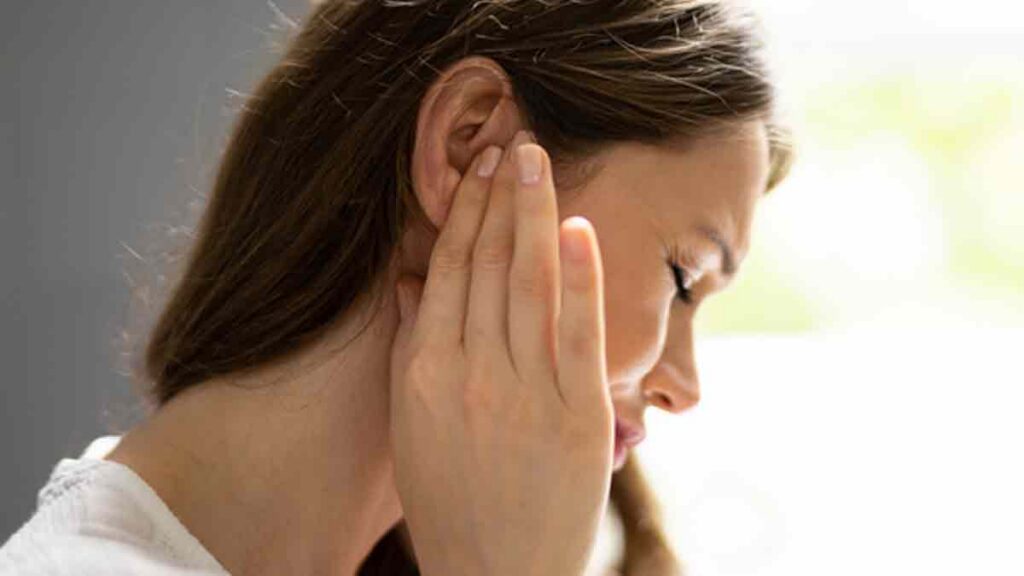 Especialistas sugieren revisar la audición regularmente