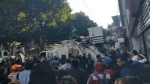 Personal de limpieza arroja basura y vandaliza oficinas en Fray Servando para exigir sindicato: video