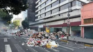 Personal de limpia arroja basura y vandaliza oficinas en Fray Servando para exigir sindicato: video