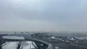 Piloto retiene avión con pasajeros a bordo en el AICM