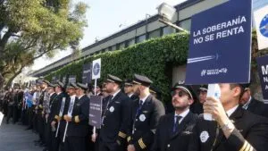 Pilotos se manifiestan en la SICT; rechazan contratación de extranjeros