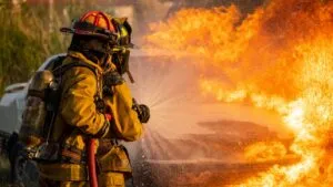 Pipa de gas provoca incendio en 2 casas en Lindavista; hay 2 personas lesionadas