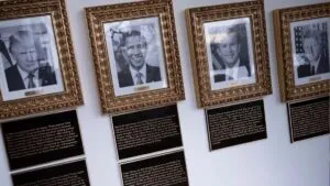 Trump instala placas en la Casa Blanca con ofensas contra Biden y Obama; la de él no escatima en elogios