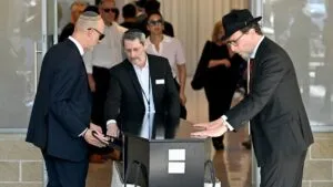 Policía imputa por terrorismo a uno de los presuntos atacantes de la playa Bondi, mientras inician los funerales