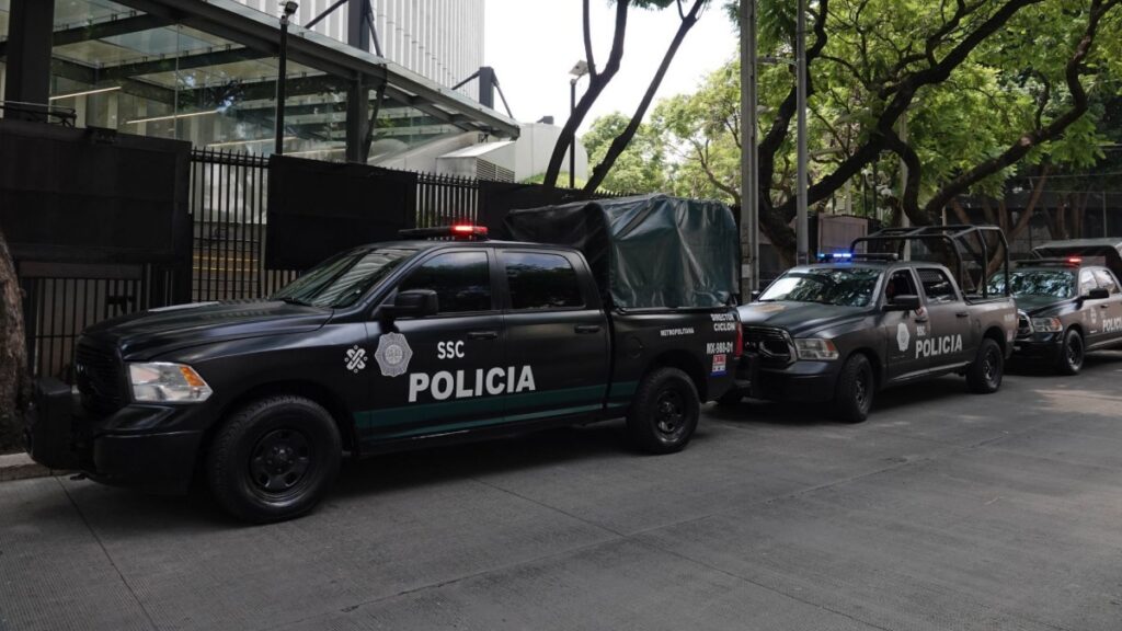 Policías atienden reporte de robo a casa en Jardines del Pedregal, los reciben a balazos y muere uno