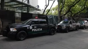 Policías atienden reporte de robo a casa en Jardines del Pedregal, los reciben a balazos y muere uno