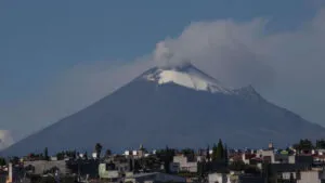 Volcán Popocatépetl despierta activo y arroja ceniza este domingo