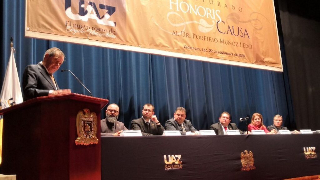 Presentan reforma para frenar venta de doctorados honoris causa “patitos”