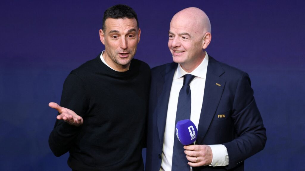 Presidente de la FIFA se disculpa con Lionel Scaloni por pedirle usar guantes para tocar la Copa del Mundo