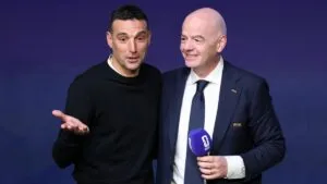 Presidente de la FIFA se disculpa con Lionel Scaloni por pedirle usar guantes para tocar la Copa del Mundo