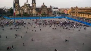 Presuntos vendedores se pelean en el Zócalo por los espacios para vender durante la temporada