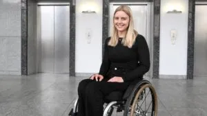 Michaela Benthaus, primera astronauta en silla de ruedas en ir al espacio en una misión de Blue Origin