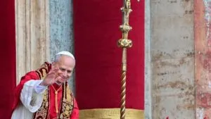 Papa León XIV pide paz mundial en su primera bendición Urbi et Orbi