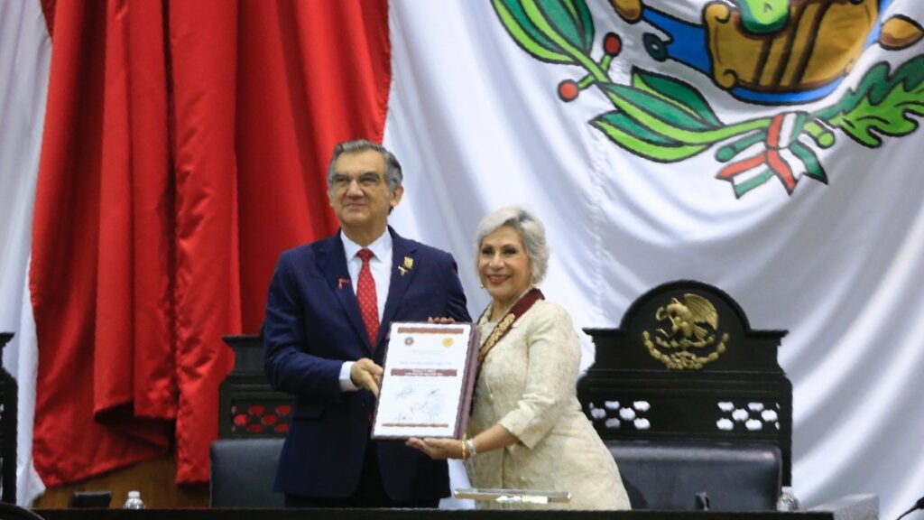 Gobernador reconoce con medalla “Luis García de Arellano” a Cecilia Imelda Lugo Cruz